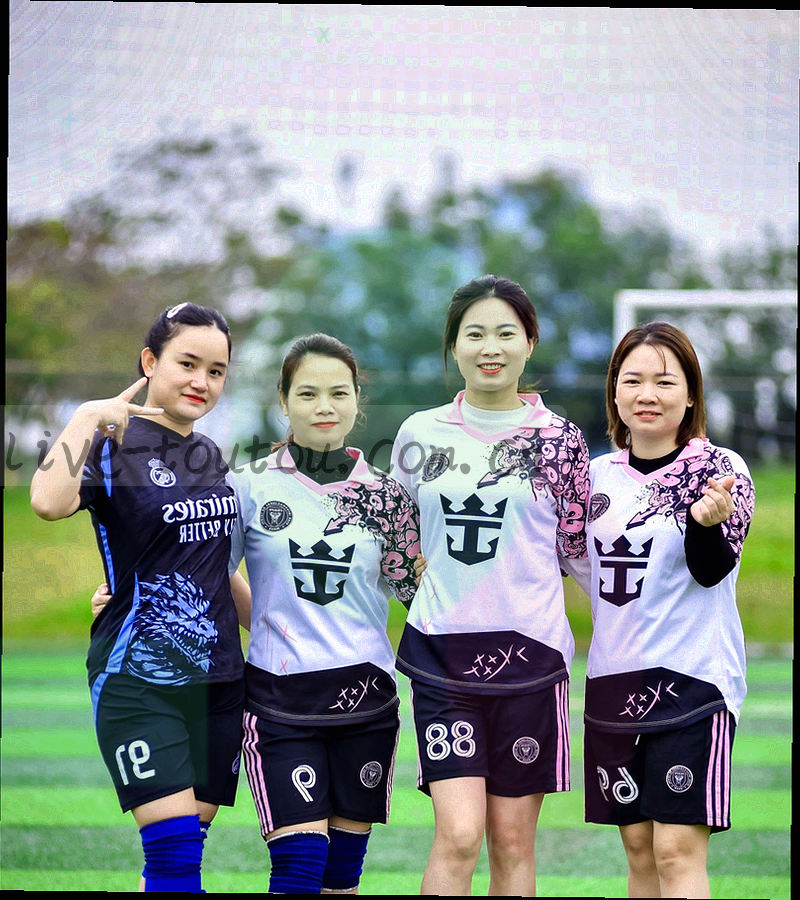 移动端入口示意：手持设备轮廓剪影，屏幕内是纵向排布的赛程时间轴线条
